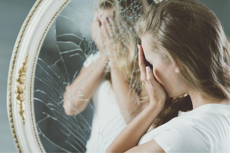 Cách xử lý gương vỡ an toàn tại nhà bằng găng tay và bìa cứng